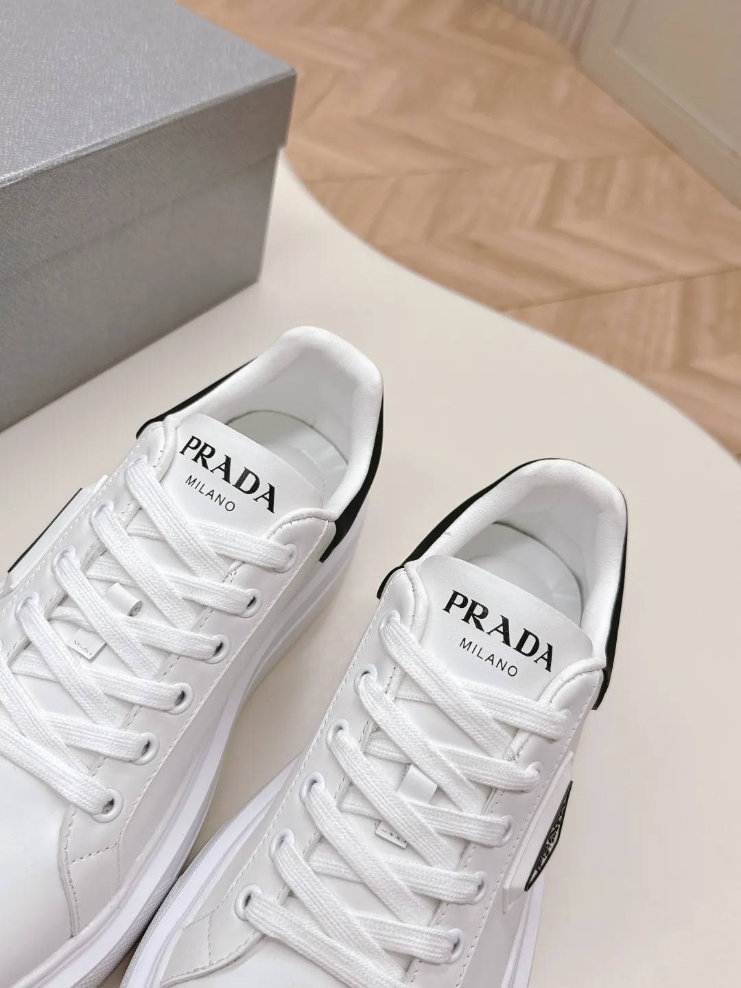 👟👟Ex-factory price 600👟👟 Prada 25ss new casual white shoes, couple style 👫 P fashion white shoes, re-released, high-quality shipments, elegant and generous, comfortable on the feet, super classic, super light and comfortable on the feet Fabric: silky cowhide Lining: water-dyed sheepskin lining + genuine leather foot sole: EVA outsole Code number: 35-45 (40 for women, 45 for men, customized)